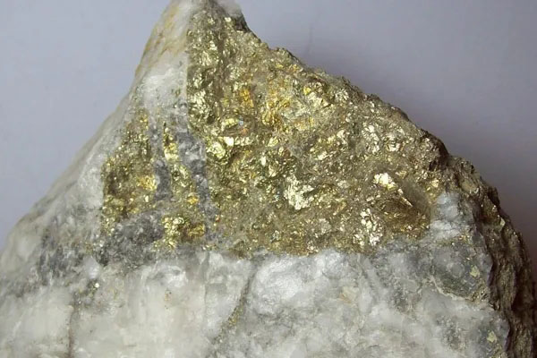 這種最像黃金的礦石看起來(lái)很漂亮，常被人誤認(rèn)成是金礦石